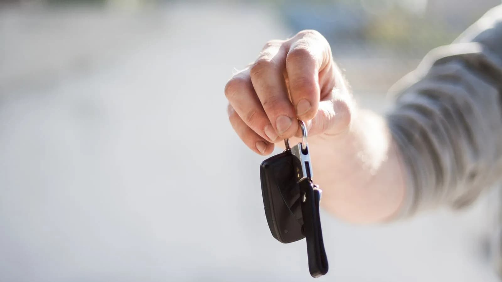 Autosleutel wordt overhandigd