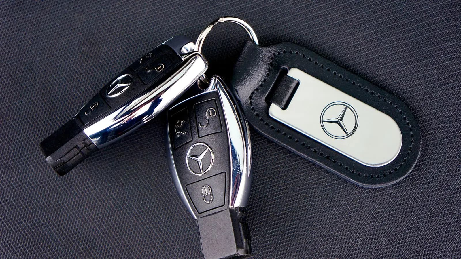 Autosleutels op een donkere ondergrond