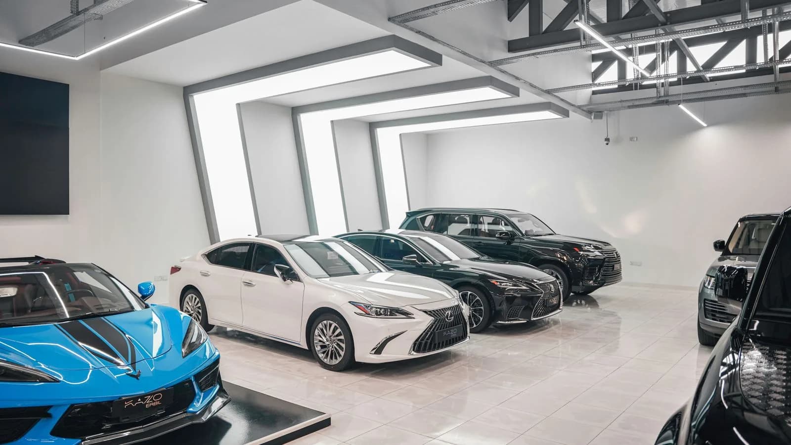 Auto's opgesteld in een lichte showroom